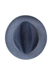 Cappello in paglia intrecciata di colore blu navy con una larga visiera, caratterizzato da una superficie testurizzata e un design circolare, che mostra motivi sovrapposti e bordi lisci.