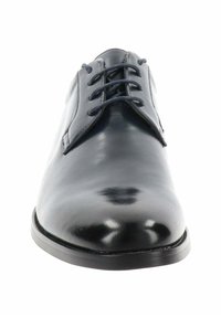 Zwarte leren oxford schoen met een gladde oppervlakte, ronde neus en zes oogjes voor veters. Voorzien van een slanke zwarte loopzool.
