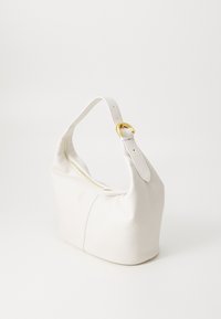 Sac à épaule en cuir blanc avec une forme courbée, matériel doré, fermeture éclair et une seule bandoulière réglable. Finition texturée et douce.