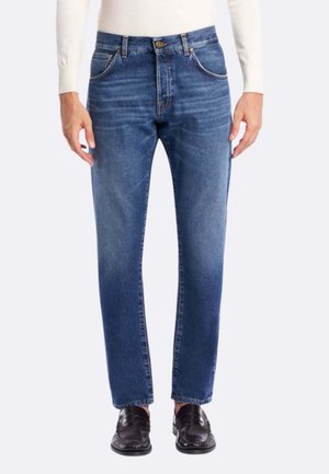 Jeans in denim di un blu medio con scoloriture e pieghe. Design classico a cinque tasche, vestibilità dritta e chiusura con bottone in metallo.