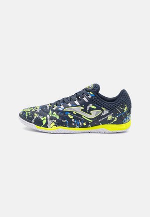 Zapatillas deportivas navy con un upper texturizado, que presentan un estampado salpicado en verde y azul. Acentos en amarillo neón en la suela.