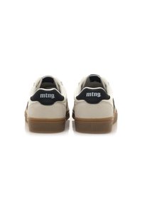 Zapatillas blancas con acentos negros, que presentan un upper texturizado y una suela de goma. El nombre de la marca "mtng." aparece en el talón.