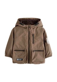 Brun zip-up jacka med huva, med elastiska ärmslut, två blixtlåsfickor framtill och en logodetalj på ärmen, tillverkad av lättviktsmaterial.