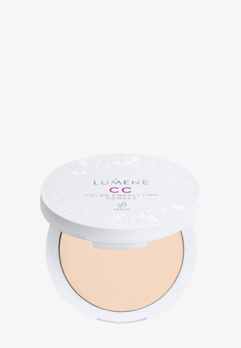 Polvo corrector de color CC de Lumene en un compacto blanco redondo. Polvo suave de color beige claro con una tapa con patrón y etiqueta "Vegano".