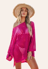 Jasnoróżowy, przejrzysty, oversize'owy plażowy płaszcz z szerokim dekoltem, projektowany bez ramion i długimi rękawami, prezentujący luźny krój i przewiewny materiał.