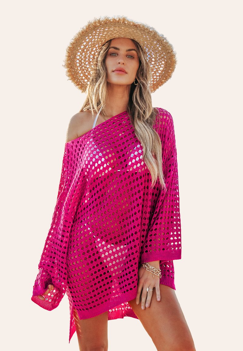 Jasnoróżowy, przejrzysty, oversize'owy plażowy płaszcz z szerokim dekoltem, projektowany bez ramion i długimi rękawami, prezentujący luźny krój i przewiewny materiał.