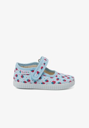 Chaussure en tissu bleu avec un motif de fraises, bande Velcro et semelle en caoutchouc blanc. L'intérieur est de couleur claire et a une texture lisse.
