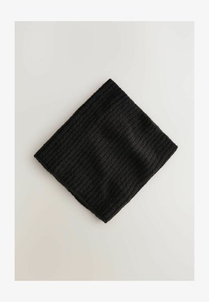 Čierny pletený šál s textúrovaným rebrovaným vzorom, štvorcového tvaru a mäkkým materiálom, položený na svetlom pozadí.