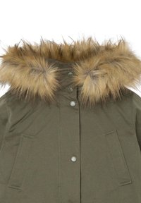 Ol�īvzaļš parka ar mākslīgās kažokādas oderi kapuci, ar metāla spiedpogām un divām priekšējām kabatām. Strukturēta auduma virsma pievieno siltumu.