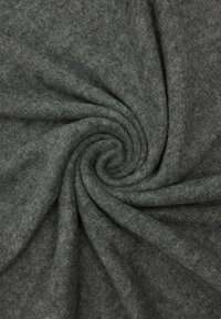 Miękka, ciemnoszara tkanina skręcona w spiralny wzór, podkreślająca jej wełnianą teksturę oraz subtelne szczegóły splotu.