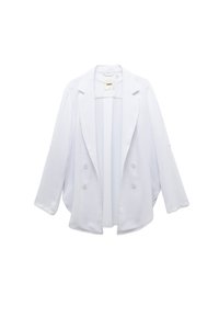 Blazer blanco de doble botonadura con un corte relajado, que presenta un cuello chal y una tela suave. Mangas largas con textura suave y sin patrones visibles.