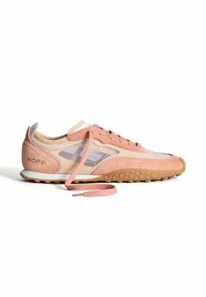 Różowe zamszowe i siateczkowe sneakersy z gumową podeszwą, z zaokrąglonym noskiem, wyściełanym kołnierzem i płaskimi sznurowadłami. Na pięcie wytłoczone "HOFF".
