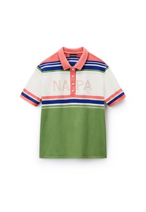 Polo-shirt met een koralen kraag en korte mouwen, met strepen in blauw, groen en wit. "NAPA" in beige gedrukt op de voorkant.