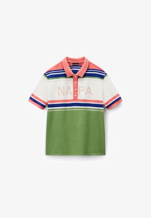 Polokošile s korálovým límcem a krátkým rukávem, s pruhy v modré, zelené a bílé barvě. Na přední straně je tištěno "NAPA" v béžové barvě.