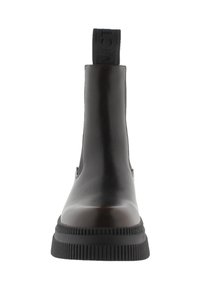 Botín negro de cuero con un acabado liso, paneles elásticos verticales en los laterales y suela de goma texturizada, con una lengüeta en la parte trasera.