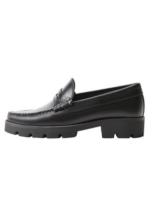 Sort læderloafer med chunky gummisål, moc-tå-syning og en klassisk penny-rem over overdelen.