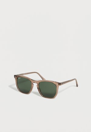 Bruine doorschijnende rechthoekige zonnebril met donkergroene glazen en Ray-Ban-logo in de bovenhoek en op het montuur.