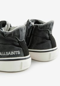 Czarno-szare płócienne trampki za kostkę z zapięciem na zamek, biała gumowa podeszwa i logo "ALLSAINTS" haftowane z boku.
