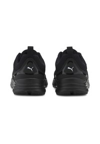 Scarpe sportive nere con una parte superiore in tessuto testurizzato e design elegante. Presentano un logo Puma e linguette per il sollevamento. Suola leggera per un buon supporto.