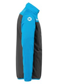 Softshelljacke mit einem blauen oberen Bereich und einem schwarzen unteren Bereich, ausgestattet mit einem Reißverschlusskragen und Seitentaschen. Logo auf der linken Schulter.