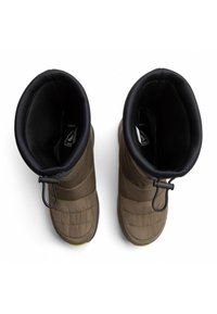 Bruine gewatteerde laarzen met een zwarte, gevoerde kraag en een zijtoggle voor aanpassing. De zool is getextureerd voor grip, met een gele accent.