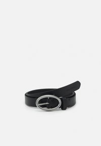 Zwarte leren riem met een ovale zilveren metalen gesp. De riem heeft een gladde textuur en beschikt over een gemarkeerde uiteinde.