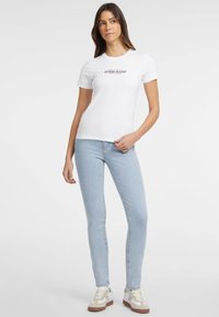 Guess Jeans VESTIBILITÀ SLIM AMERICAN TRADITION - Camiseta estampada - bianco