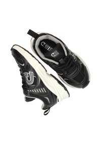 Zwarte sportieve schoenen met een gestructureerde mesh bovenkant, witte middenzool en grijze accenten. Voorzien van veters, een trekband en een verstevigde neus.