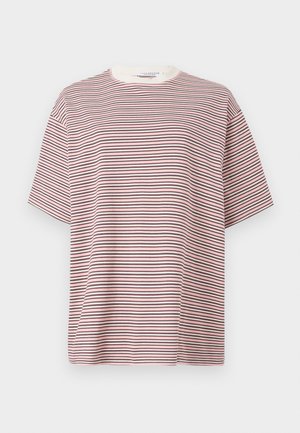 T-shirt a maniche corte con scollo rotondo e sottili strisce orizzontali bianche, marroni e rosa chiaro.