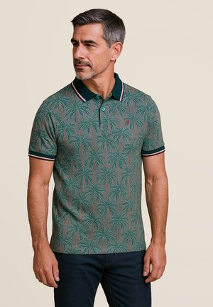 Polo à manches courtes avec motif de palmiers verts, col et poignets contrastants de couleur foncée, et patte de boutonnage à trois boutons. Texture lisse.