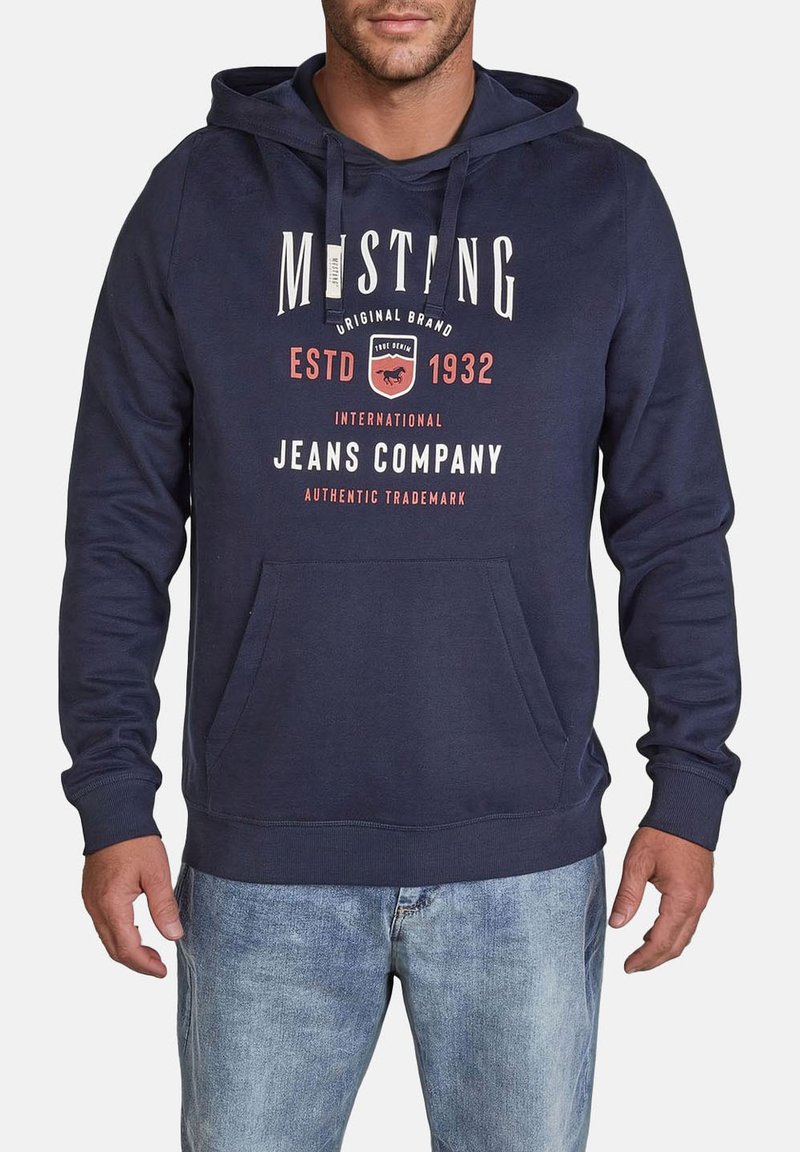 Marineblauer Hoodie aus Baumwollmischgewebe. Verfügt über eine Kängurutasche, eine Kapuze mit Kordelzug und einen Frontdrucktext in Weiß und Rot.