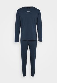 Set de îmbrăcăminte loungewear din bumbac navy, compus dintr-o bluză cu mânecă lungă și pantaloni ajustați. Bluza are logo-ul "REPLAY" pe piept. Textură simplă și netedă.