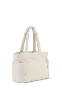 Sac à main matelassé beige avec deux poignées robustes en douceur et un détail froncé sur le côté. Présente une texture lisse et un branding minimal à l'avant.
