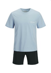 Hellblaues T-Shirt mit kurzen Ärmeln und "JACK&JONES"-Logo auf der Brust, kombiniert mit schlichten schwarzen Shorts.