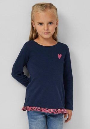 Marineblaue Langarm-T-Shirt mit pinkem Herzdetail und Rüschensaum im Blumenmuster. Aus Baumwolle, lockere Passform, runder Ausschnitt.