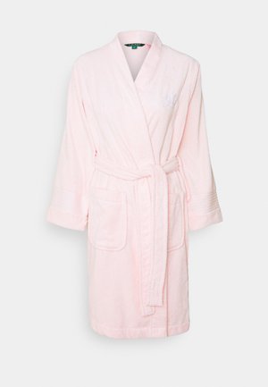 Peignoir de bain en éponge rose avec un col châle, une taille nouée et deux poches frontales. Détails brodés sur la poitrine.