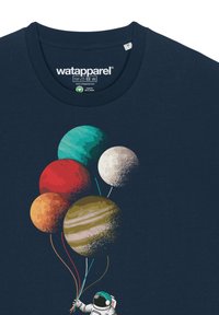 T-shirt marine représentant un astronaute tenant six ballons en forme de planètes colorées : rouge, orange, vert, turquoise, blanc et marron avec des détails texturés.