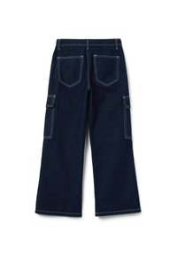 Pantalones cargo de mezclilla azul oscuro con diseño de pierna ancha, cuentan con cinco bolsillos, costuras blancas y dobladillo limpio. Se muestra la vista trasera.