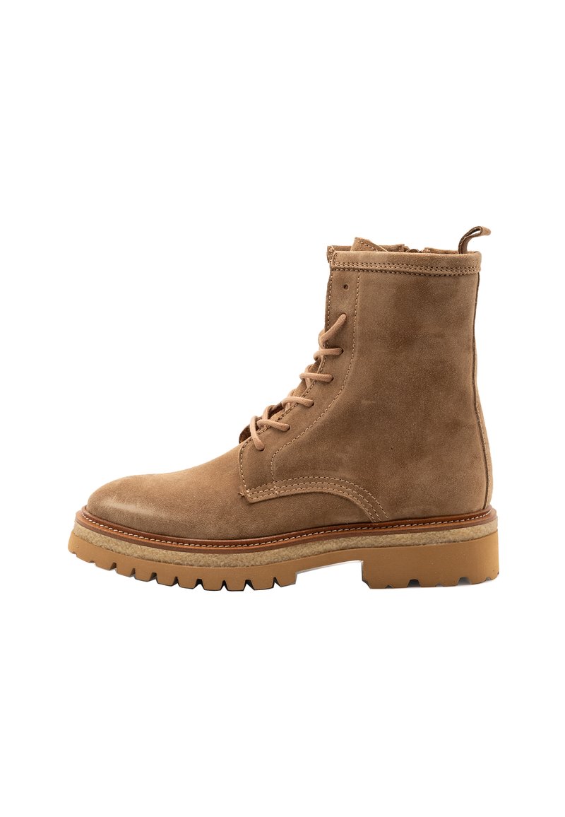 Bota de combate de ante marrón con punta redonda, diseño de cordones, parte superior texturizada, suela clara en contraste y detalle de costura en la mediasuela.