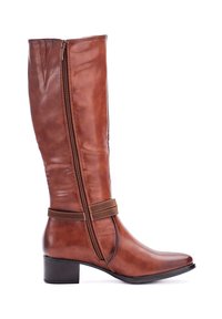 Bota de cuero marrón hasta la rodilla con cremallera lateral, correa decorativa alrededor del tobillo y tacón bajo en un fondo blanco.