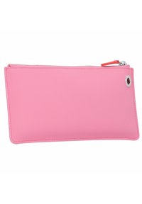 Portefeuille en nylon rose avec une texture lisse, fermeture éclair et un accent argenté. Forme rectangulaire avec un design plat et une languette en cuir contrastante.