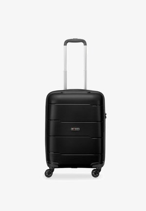 Zwarte harde koffer met horizontale groeven, uittrekbare zilveren handgreep, vier zwarte wielen en een ritssluiting.