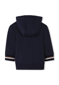 Nachtblauer Hoodie mit Kängurutasche, verstellbarem Kapuzen und kurzen Ärmeln. Die gerippten Bündchen sind mit braunen, weißen und schwarzen Streifen versehen. Weiche Textur.