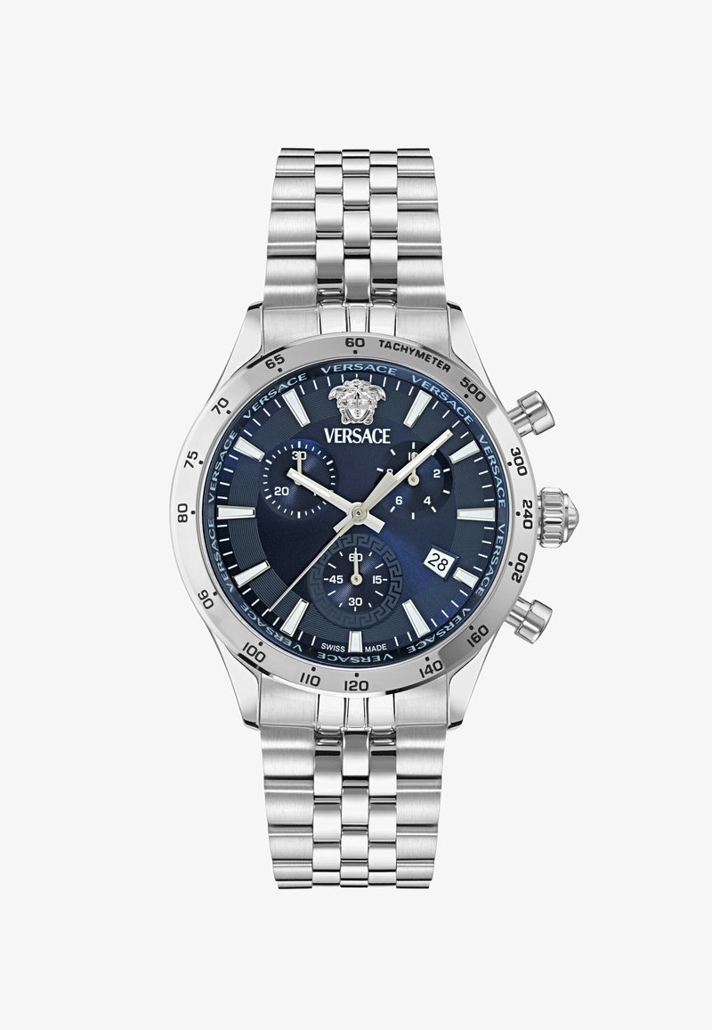 Strieborné nerezové hodinky s modrým ciferníkom, funkciou chronografu, tachymetrom a logom Versace na pozícii 12 hodín. Pásik má dizajn s článkami.