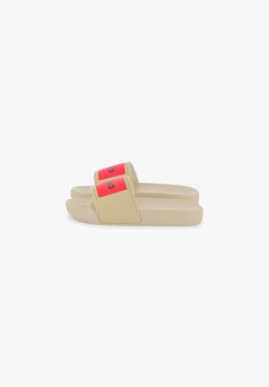 Beige slipper sandalen met een gestructureerde zool, voorzien van gedurfde rode banden met een zwart logo en vierkante accenten voor extra visuele interesse.