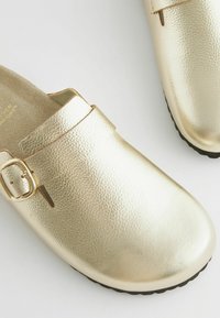 Next FOREVER COMFORT REGULAR FIT - Pantofle - gold