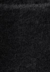 Texture de tissu noir avec une finition douce et floue. Le matériau semble dense avec des fibres courtes et fines créant un aspect uniforme.