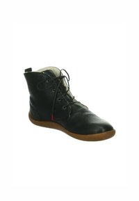 Schwarze Lederstiefelette mit runder Zehenform, Schnürung vorne, weichem Innenfutter und brauner Gummisohle. Enthält einen kleinen roten Akzent.