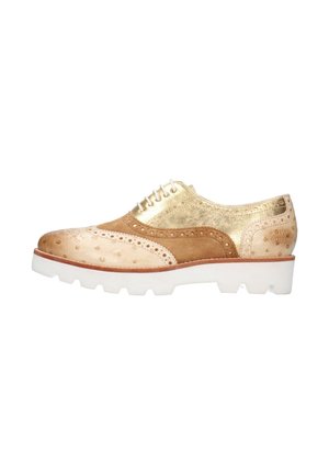 Hellebraune und goldene Brogueschuhe mit einem perforierten Design, aus Wildleder und metallischen Leder Materialien, und einer weißen, klobigen Sohle. Verfügt über Schnürsenkel für den Verschluss.