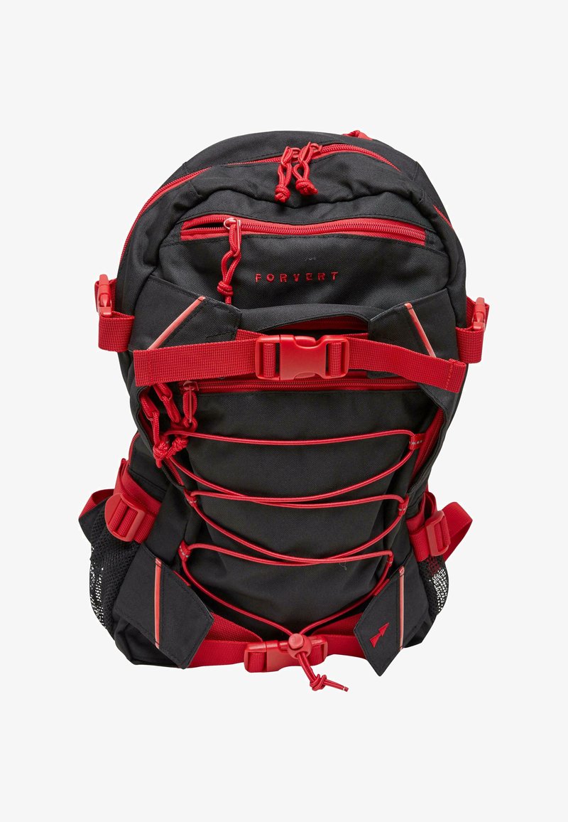 Juodas kuprinės su raudonais akcentais, turinti kelias užtrauktukų kišenes, bungee virvės dizainą ir šonines tinklines kišenes. Patvari medžiaga ir reguliuojamos petnešos.